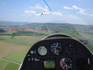 Hinter dem Schleppflugzeug